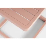 Vrtna miza KONNOR 40 x 40 roza, je elegantna in kakovostna. Zaradi njene oblike je priročna in funkcionalna. Narejena je iz aluminija s prašnim barvanjem -