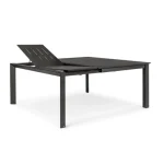 Vrtna miza KONNOR 160X110/160, v antracit barvi. Se raztegne po širini iz 110 cm na 160 cm. Okvir mize je iz aluminija, ki je prašno barvan. Barva: antracit