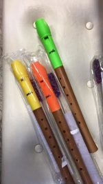 BLOK FLAVTA GOLDON LESENA C42000 - Šolski model blok flavte GOLDON - lesen trup, plastični ustnik, nemški prijem. Priložen je pribor za čiščenje.