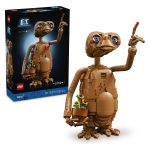 <p><b>LEGO&reg; Ideje E.T. the Extra-Terrestrial (21370)</b> </p><p>&raquo;Vedno … bom … tukaj.&laquo; S tem kompletom za odrasle ustvari nostalgičen zunajzemeljski okras. Gibljiva figura E.T.-ja odlično ujame gubice in izraze enega najbolj prikupnih vesoljčkov v zgodovini znanstvenofantastičnih filmov. </p><p>Sebe ali drugega oboževalca razveseli z zabavnim darilom za zbiratelje artiklov iz filmov in E.T.-ja. Glavo mu lahko nagneš navzgor in navzdol ali jo obrneš za 360 stopinj. Iztegni mu kazalec in pokaži