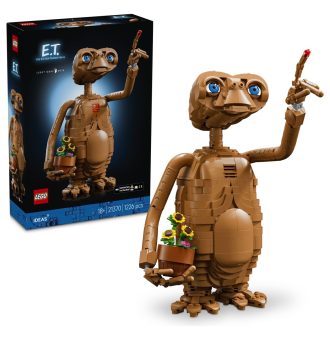 LEGO&reg; Ideje E.T. the Extra-Terrestrial (21370) &raquo;Vedno … bom … tukaj.&laquo; S tem kompletom za odrasle ustvari nostalgičen zunajzemeljski okras. Gibljiva figura E.T.-ja odlično ujame gubice in izraze enega najbolj prikupnih vesoljčkov v zgodovini znanstvenofantastičnih filmov. Sebe ali drugega oboževalca razveseli z zabavnim darilom za zbiratelje artiklov iz filmov in E.T.-ja. Glavo mu lahko nagneš navzgor in navzdol ali jo obrneš za 360 stopinj. Iztegni mu kazalec in pokaži