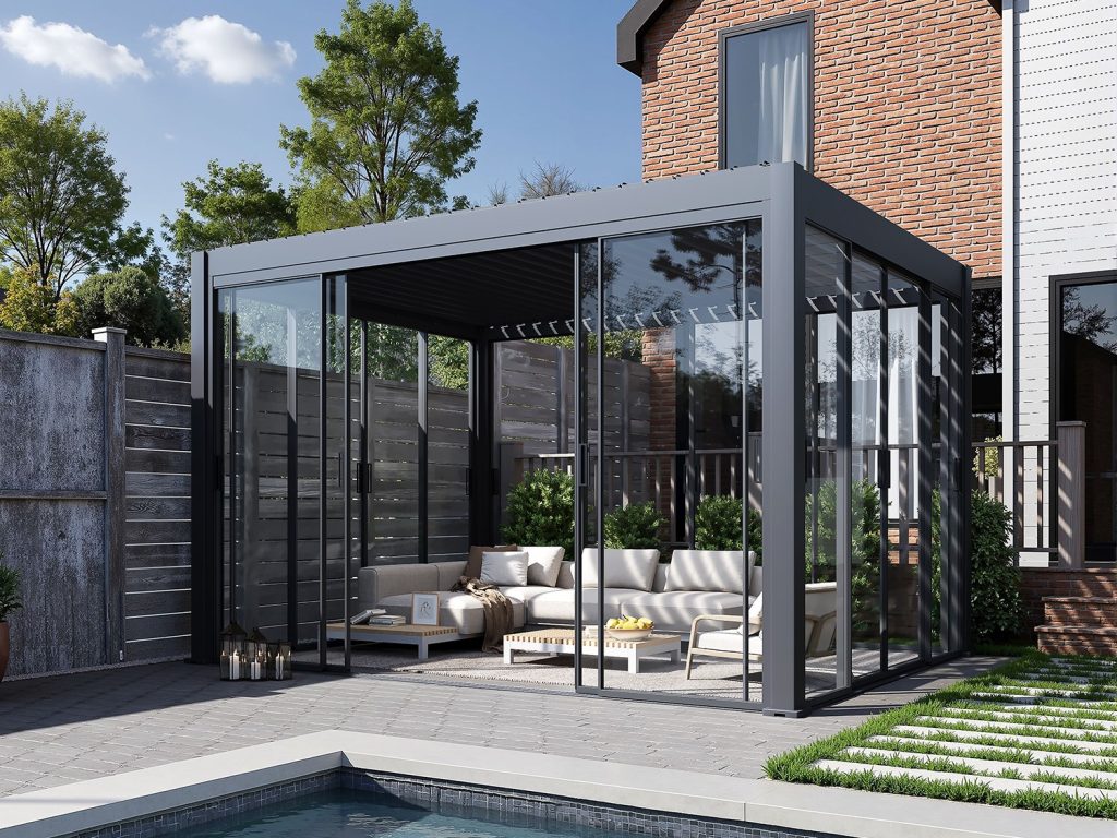 Pergola Antares z drsno stekleno steno v antracitu ob hiši
