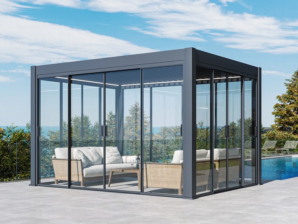 Pergola Antares z drsnimi steklenimi stenami v antracitu ob bazenu