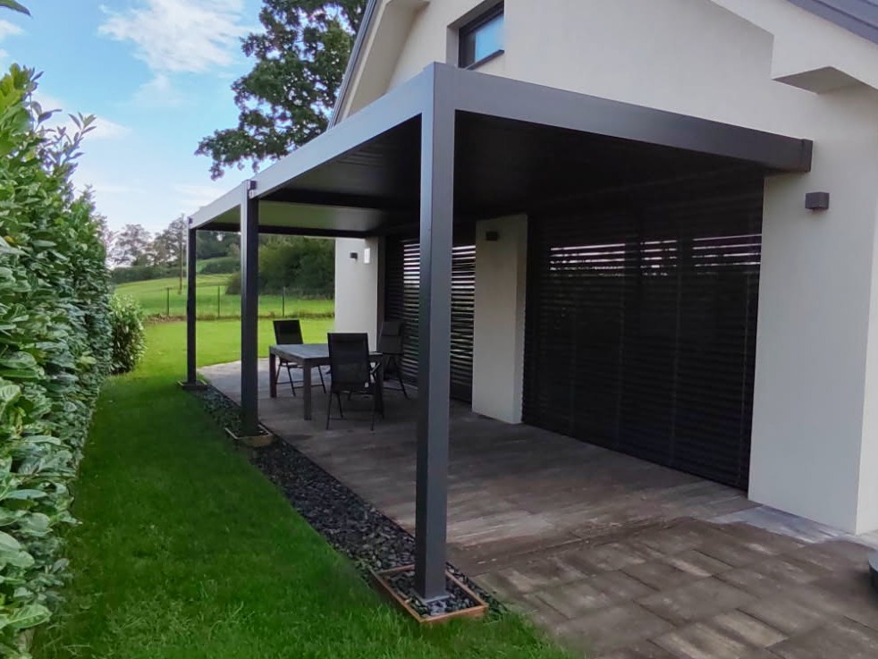 Pergola Antares v antracitu ob hiši, aluminij v barvi pergole