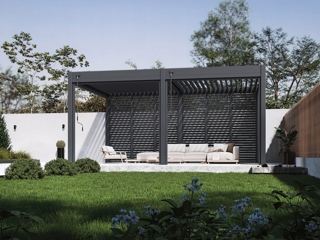 Pergola Antares v antracitu s horizontalnimi lamelnimi stranicami na vrtu
