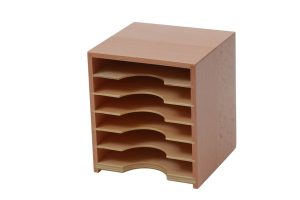 Stojalo s 6 predalčki z zunanjimi merami: 15,5cm x 17cm x 20cm (d x š x v).