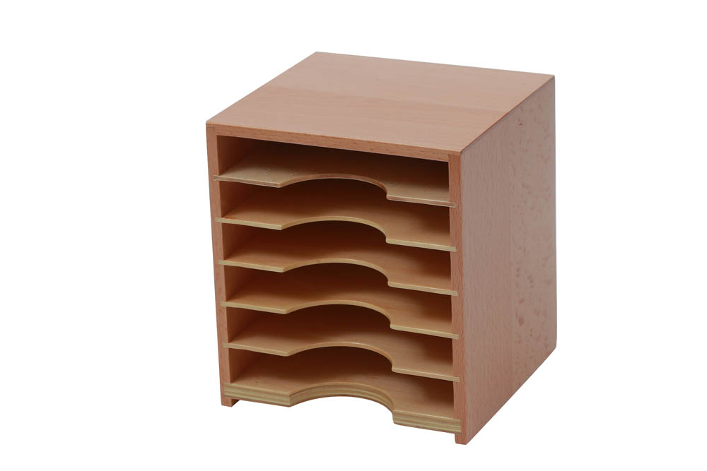 Stojalo s 6 predalčki Stojalo s 6 predalčki z zunanjimi merami: 15,5cm x 17cm x 20cm (d x š x v).