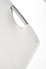 Jedilni stol K188 je dobavljiv v belem umetnem usnju s kovinskimi inox nogami. Dimenzija: - Š:45/G:63/V:101 cm, Material: - kovinsko podnožje - INOX - belo