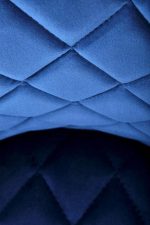 Jedilni stol K45 je dobavljiv v modri barvi. Noge stola so iz kovine prašno barvane. Dimenzija: - Š:44/G:58/V:85 cm Material: - tkanina velvet BLUVEL 86 -