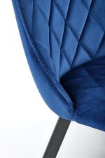 Jedilni stol K45 je dobavljiv v modri barvi. Noge stola so iz kovine prašno barvane. Dimenzija: - Š:44/G:58/V:85 cm Material: - tkanina velvet BLUVEL 86 -