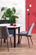 Jedilni stol K589 je dobavljiv v sivi barvi. Noge stola so iz kovine prašno barvane. Dimenzija: - Š:50/G:63/V:87 cm, Material: - tkanina velvet BLUVEL -