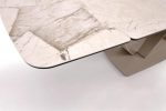 Raztegljiva jedilna miza BENJAMIN bež / kašmir mizna plošča je izdelana iz keramike in stekla, v barvi bež marmorja. Mizno podnožje je narejeno iz
