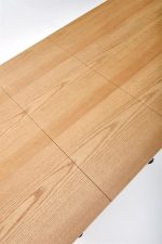 Raztegljiva jedilna miza DERRICK, izdelana iz MDF- ja in jekla. Mizna plošča je v barvi hrasta. Noge so črne barve. Barva: hrast / črna Material: MDF Jeklo