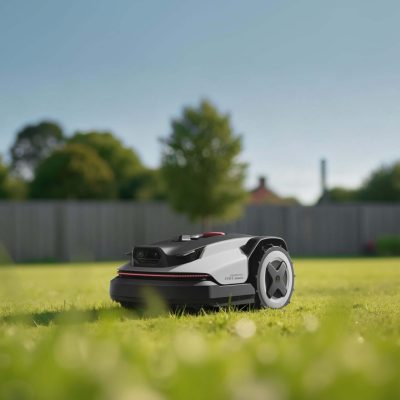 Roborock RockNeo Q1 na sončni trati z drevesi in leseno ograjo v ozadju
