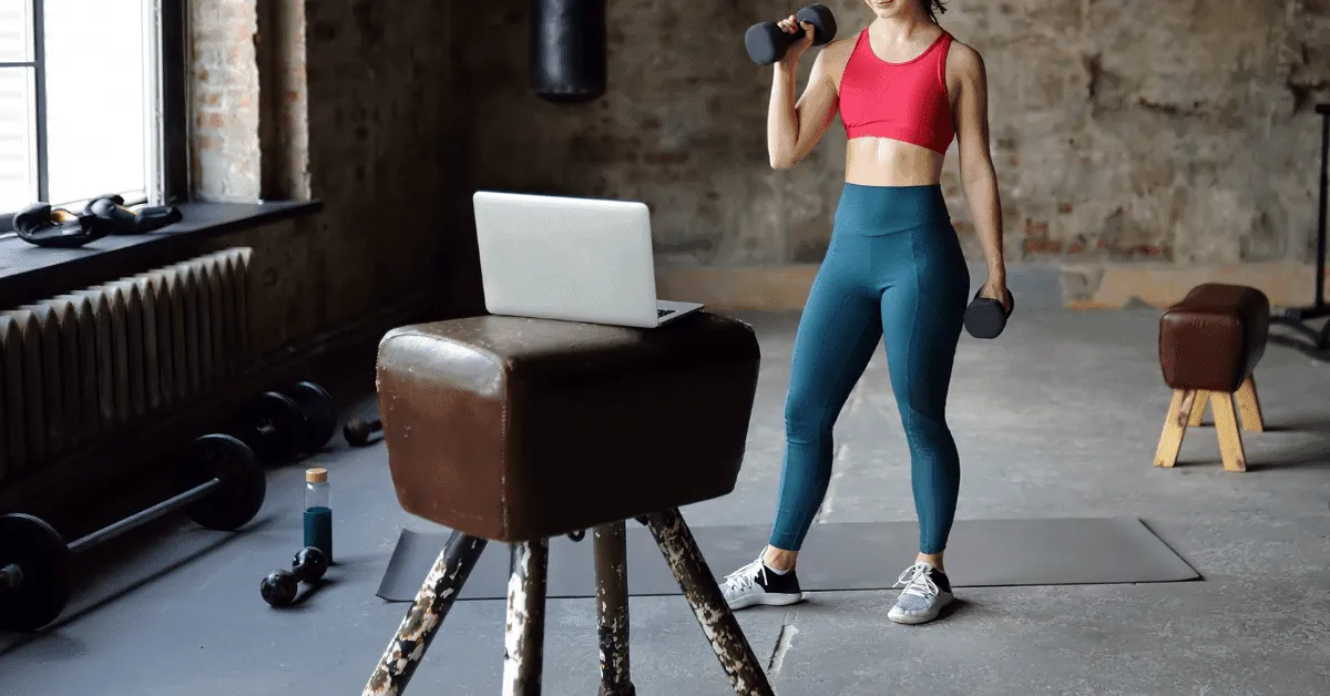 Fitnes, vadba in prosti čas Fitnes, vadba in prosti čas - Izdelki za fitnesFitnes in vadba sta postala pomembna dejavnika za ohranjanje zdravega življenjskega sloga. Vedno več ljudi se zaveda pomena redne telesne aktivnosti in skrbi za svoje telo. Pri izvajanju fitnesa in vadbe je ključno imeti ustrezno opremo in pripomočke, ki nam pomagajo doseči želene rezultate. V tem članku bomo raziskali različne izdelke za fitnes, ki so na voljo na trgu. Vsebina članka: Uvod Kako izbrati pravi fitnes izdelek? Kardio vadba in izdelki za kardio trening Tekaške steze Eliptični trenažerji Stacionarna kolesa Veslaške naprave Močnostna vadba in pripomočki za krepitev mišic Uteži Fitnes naprave za krepitev mišic Elastični trakovi Izdelki za raztezanje in obnovitev Valjčki za masažo Joga blazine Pena za raztezanje Pametne naprave za sledenje napredku Pametne ure za fitnes Fitnes zapestnice Pametni obroči Oprema za domačo telovadnico Multifunkcijski fitnes kompleti Preproge za vadbo Ogledala Fitnes oblačila in obutev Športni nedrčki Fitnes hlače Športni copati Priljubljene blagovne znamke fitnes opreme Nike Adidas Reebok Fitnes dodatki in prehranski izdelki Beljakovinski napitki Prehranska dopolnila Fitnes dodatki za regeneracijo Kako ohraniti motivacijo za vadbo? Prednosti uporabe izdelkov za fitnes Zaključek Kako izbrati pravi fitnes izdelek? Pri izbiri pravega fitnes izdelka je pomembno upoštevati svoje cilje vadbe, trenutno kondicijo in omejitve. Pred nakupom je priporočljivo preučiti različne vrste izdelkov in prebrati ocene uporabnikov. Poleg tega je pomembno upoštevati tudi kakovost, funkcionalnost in ceno izdelka. Kardio vadba in izdelki za kardio trening Kardio vadba je ključna za izgorevanje kalorij, izboljšanje srčno-žilnega sistema in vzdržljivosti. Obstaja veliko izdelkov, ki nam omogočajo izvajanje kardio treninga doma ali v fitnes centru. Tekaške steze Tekaške steze so odlična izbira za tek v zaprtih prostorih. Omogočajo prilagajanje hitrosti in naklona ter spremljanje različnih statističnih podatkov, kot so razdalja, čas in porabljene kalorije. Eliptični trenažerji Eliptični trenažerji so nizko vplivna možnost za kardio vadbo. Omogočajo gibanje rok in nog ter aktivirajo različne mišične skupine. Pri izbiri eliptičnega trenažerja je pomembno preveriti stabilnost, nastavljivost in udobje. Stacionarna kolesa Stacionarna kolesa so odličen izdelek za kardio vadbo. Ponujajo nizko vplivno vadbo in omogočajo prilagajanje intenzivnosti. Pri izbiri stacionarnega kolesa je pomembno upoštevati udobje sedeža, nastavljivost in odpornost na gibanje. Veslaške naprave Veslaške naprave so odličen način za kardio vadbo in krepitev mišic. Omogočajo simulacijo veslanja in aktivirajo veliko mišičnih skupin. Pri izbiri veslaške naprave je pomembno preveriti udobje sedeža, nastavljivost in kakovost izdelave. Močnostna vadba in pripomočki za krepitev mišic Močnostna vadba je pomembna za razvoj mišic, povečanje moči in vzdržljivosti. Obstaja veliko izdelkov, ki nam pomagajo pri izvajanju močnostne vadbe. Uteži Uteži so osnovni pripomoček za krepitev mišic. Obstajajo različne vrste uteži, kot so prosti uteži, utežne klopi in utežne naprave. Pri izbiri uteži je pomembno upoštevati ustrezno težo, udobje pri rokovanju in kakovost materiala. Fitnes naprave za krepitev mišic Fitnes naprave za krepitev mišic omogočajo ciljno vadbo posameznih mišičnih skupin. Obstajajo različne vrste naprav, kot so dvigala uteži, klopi, stojala za uteži itd. Pri izbiri fitnes naprave je pomembno upoštevati funkcionalnost, nastavljivost in varnost.